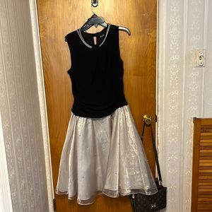 Beautiful special occasion dress very flattering . Worn it once for 2 hours.